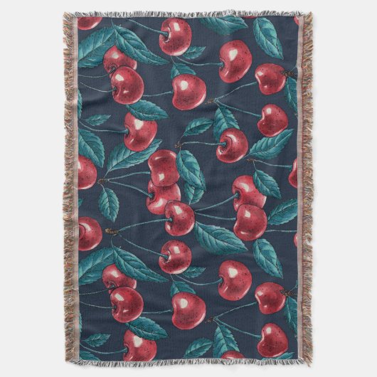 Rode kersen op donkerblauw deken (Voorkant Verticaal)