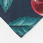 Rode kersen op donkerblauw fleece deken (Hoek)