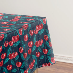 Rode kersen op donkerblauw tafelkleed