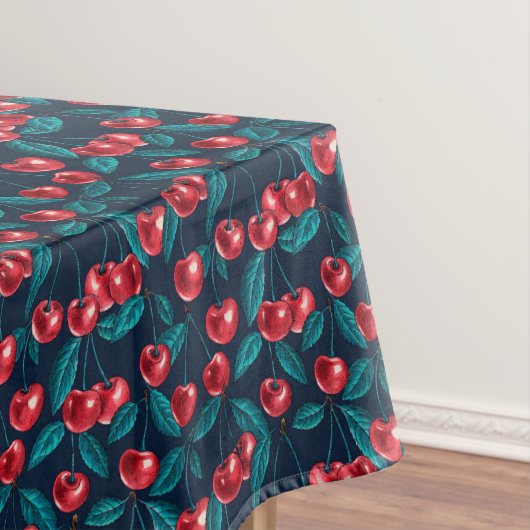 Rode kersen op donkerblauw tafelkleed (Voorbeeld)