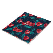 Rode kersen op donkerblauw tegeltje (Zijkant)