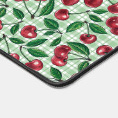 Rode kersen op lichtgroene gingham bureaumat (Hoek)