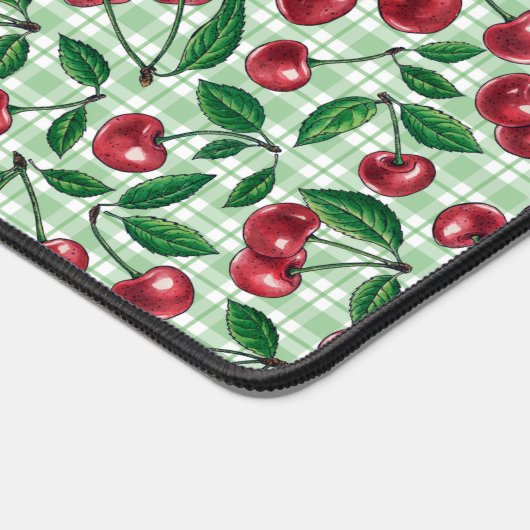 Rode kersen op lichtgroene gingham bureaumat (Hoek)