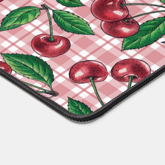 Rode kersen op roze gingham bureaumat (Hoek)