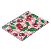 Rode kersen op roze gingham notitieboek (Linkerzijde)