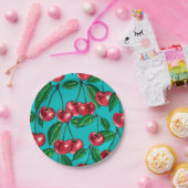 Rode kersen op turquoise papieren bordje (Feest)