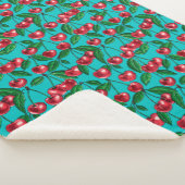 Rode kersen op turquoise sherpa deken (3/4)