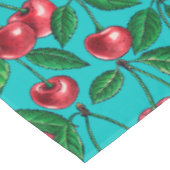 Rode kersen op turquoise tafelkleed (Gekanteld)
