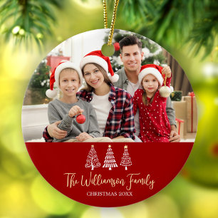 Rode Kerst Familie Foto Whimsical Bomen Script Keramisch Ornament