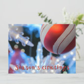 Rode kerst ornament en wit licht feestdagenkaart (Staand voorkant)