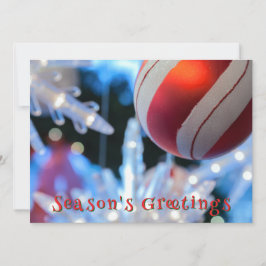 Rode kerst ornament en wit licht feestdagenkaart