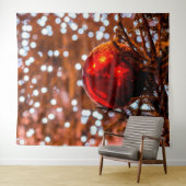 Rode kerstbal, bruine achtergrond, witte lichten wandkleed (In Situ (horizontaal))