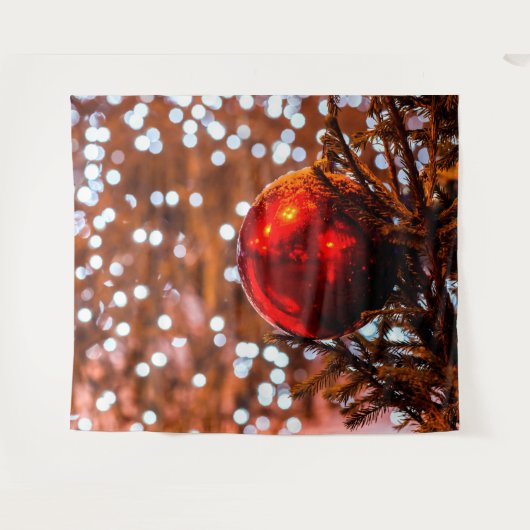 Rode kerstbal, bruine achtergrond, witte lichten wandkleed (Voorkant (horizontaal))