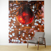 Rode kerstbal, bruine achtergrond, witte lichten wandkleed (In situ)