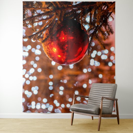 Rode kerstbal, bruine achtergrond, witte lichten wandkleed (In situ)