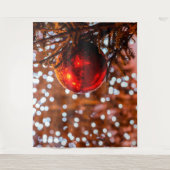 Rode kerstbal, bruine achtergrond, witte lichten wandkleed (Voorkant)