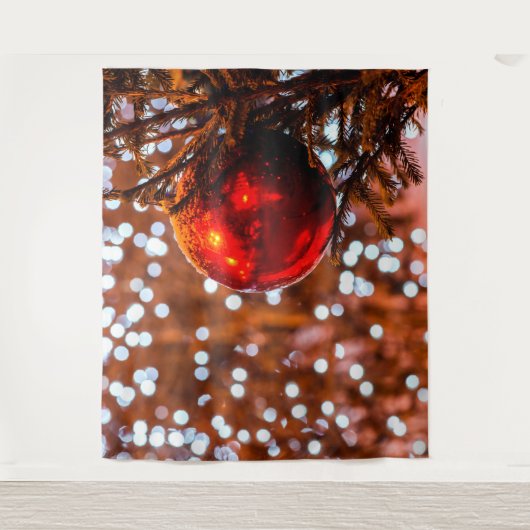 Rode kerstbal, bruine achtergrond, witte lichten wandkleed (Voorkant)