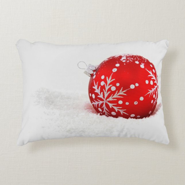 Rode kerstbal met sneeuwvlok accent kussen (Voorkant)