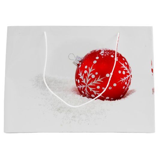 Rode kerstbal met sneeuwvlok groot cadeauzakje (Voorkant)