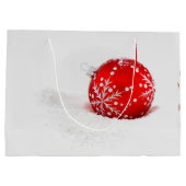 Rode kerstbal met sneeuwvlok groot cadeauzakje (Achterkant)