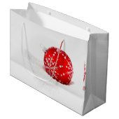 Rode kerstbal met sneeuwvlok groot cadeauzakje (Voorkant Gekanteld)