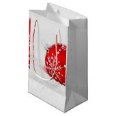 Rode kerstbal met sneeuwvlok klein cadeauzakje (Voorkant Gekanteld)