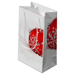 Rode kerstbal met sneeuwvlok klein cadeauzakje