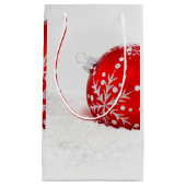 Rode kerstbal met sneeuwvlok klein cadeauzakje (Voorkant)