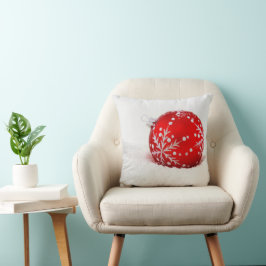 Rode kerstbal met sneeuwvlok kussen