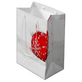 Rode kerstbal met sneeuwvlok medium cadeauzakje (Voorkant Gekanteld)