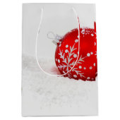 Rode kerstbal met sneeuwvlok medium cadeauzakje (Voorkant)