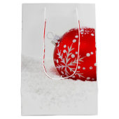 Rode kerstbal met sneeuwvlok medium cadeauzakje (Achterkant)