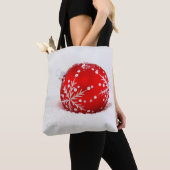Rode kerstbal met sneeuwvlok tote bag (Dichtbij)