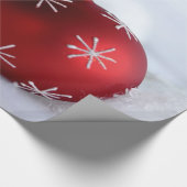 Rode Kerstbal met Sneeuwvlokken Cadeaupapier (Hoek)