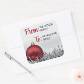 Rode kerstbal met zilveren garland vierkante sticker (Envelop)