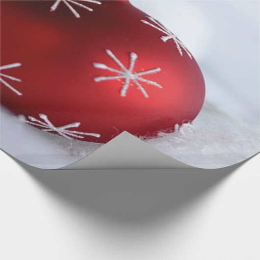 Rode kerstbal Snowflakes Cadeaupapier (Hoek)