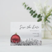 Rode kerstbal & zilveren slinger Save the Date Briefkaart (Staand voorkant)