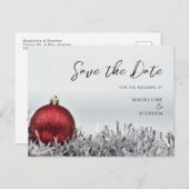 Rode kerstbal & zilveren slinger Save the Date Briefkaart (Voorkant / Achterkant)