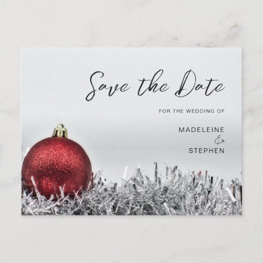 Rode kerstbal & zilveren slinger Save the Date Briefkaart (Voorkant)