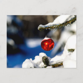 Rode kerstbal, zonnige dag briefkaart