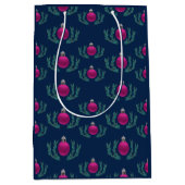 Rode kerstballen en groene takken medium cadeauzakje (Voorkant)