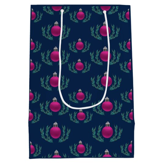 Rode kerstballen en groene takken medium cadeauzakje (Achterkant)