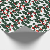 Rode Kerstbessen en bladeren Witte Kerstmis Cadeaupapier (Hoek)