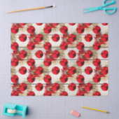 Rode kerstboomversieringen op houtontkoppeling tissuepapier (Craft)