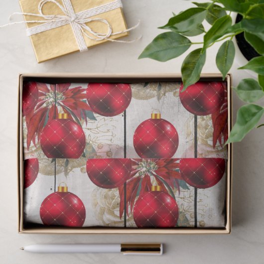 Rode kerstboomversieringen op houtontkoppeling tissuepapier (Geschenk)