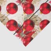 Rode kerstboomversieringen op houtontkoppeling tissuepapier (Detail)