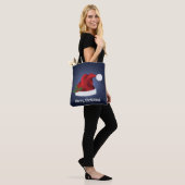 Rode kerstman met kerst op blauw tote bag (Op model)