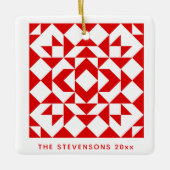 Rode Kerstmis Geometrische quilt op maat Keramisch Ornament (Voorkant)