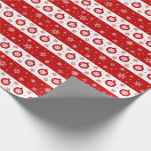 Rode Kerstmisbellen en Sneeuwvlokkenpatroon Cadeaupapier (Hoek)
