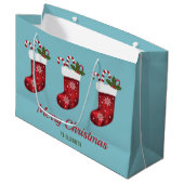 Rode Kerstmutsen op Blauw met Aangepaste Tekst Groot Cadeauzakje (Voorkant Gekanteld)